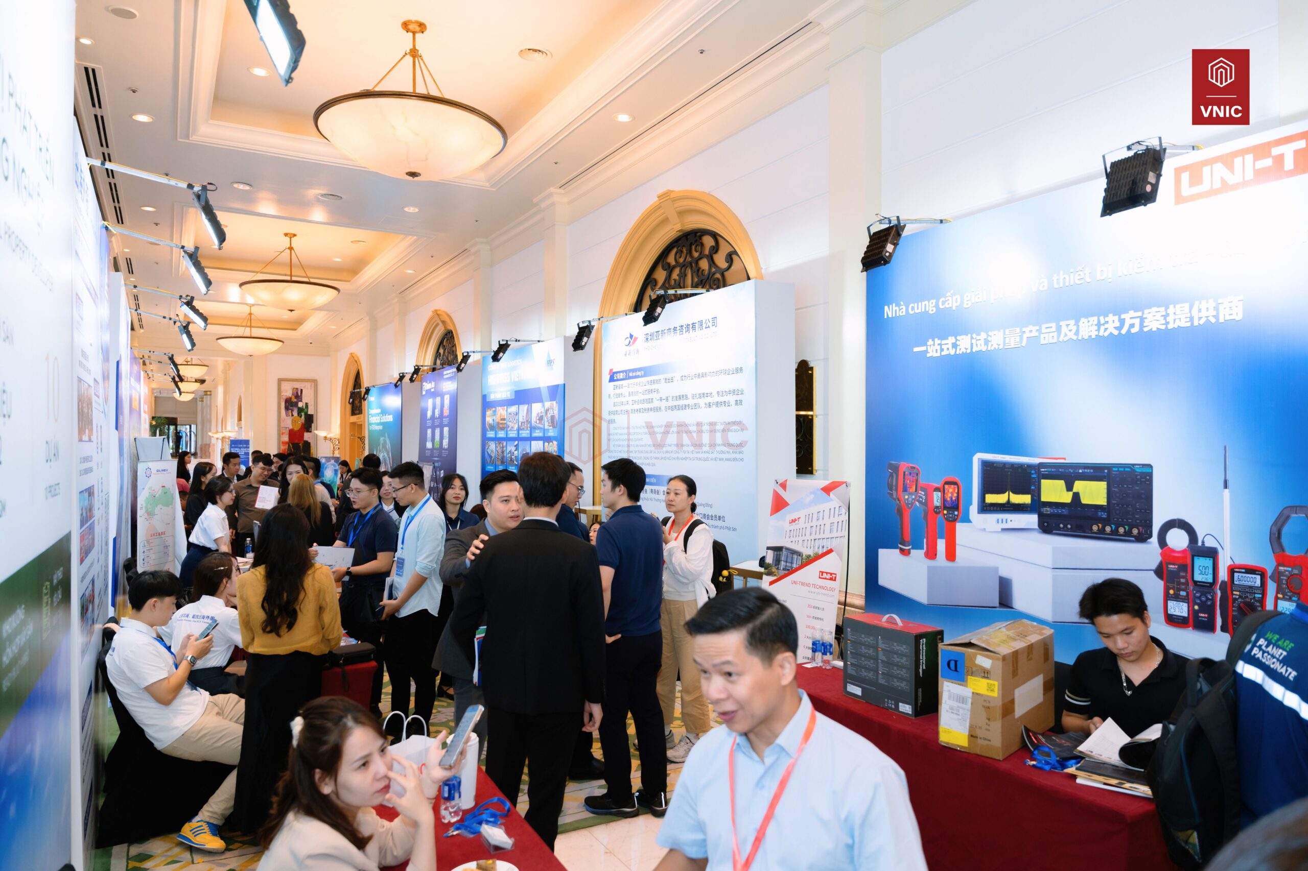 VNIREF 2025 quy tụ các chuyên gia trong và ngoài nước cùng chia sẻ và phân tích những vấn đề then chốt của thị trường