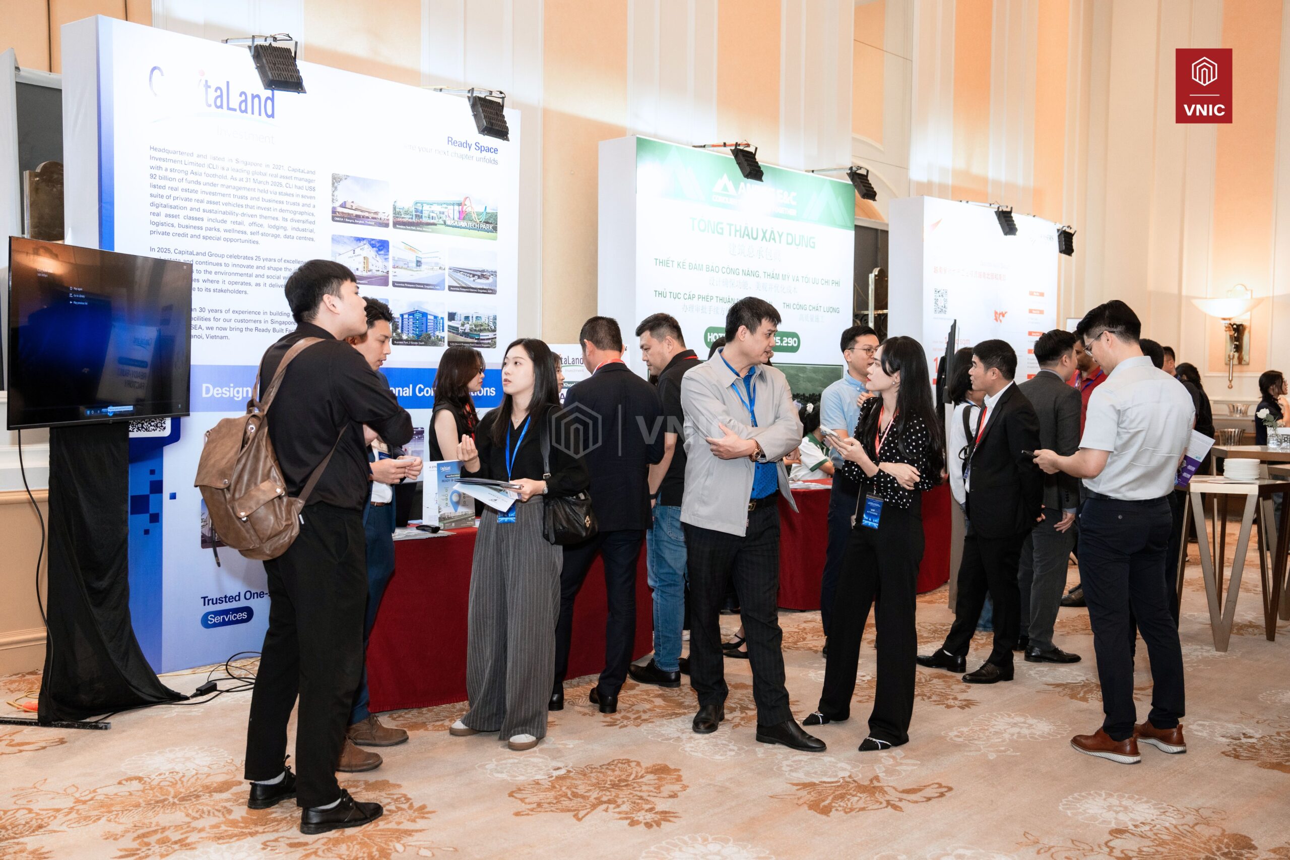 VNIREF 2025 quy tụ các chuyên gia trong và ngoài nước cùng chia sẻ và phân tích những vấn đề then chốt của thị trường