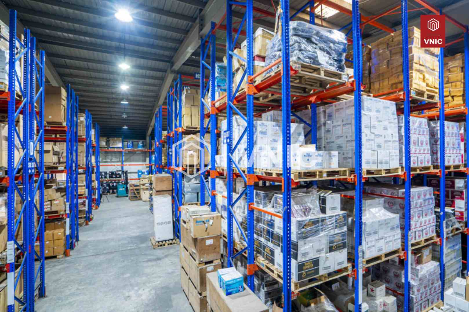Kho thường lưu trữ hàng hóa trong điều kiện thông thường